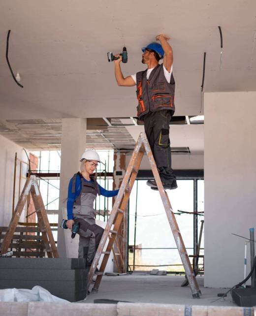 full-shot-man-woman-standing-ladder